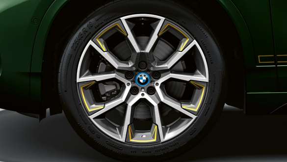Vue en gros plan jante en alliage léger BMW X2 F39 Sanremo Green metallic Vue en gros plan jante en alliage léger BMW X2 F39 Sanremo Green metallic