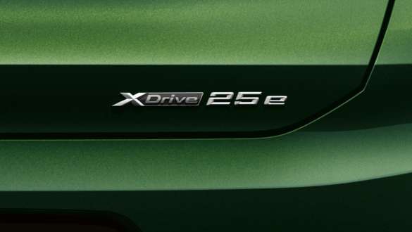 Vue arrière de la BMW X2 F39 BMW X2 xDrive F39 Sanremo Green metallic, vue arrière badge