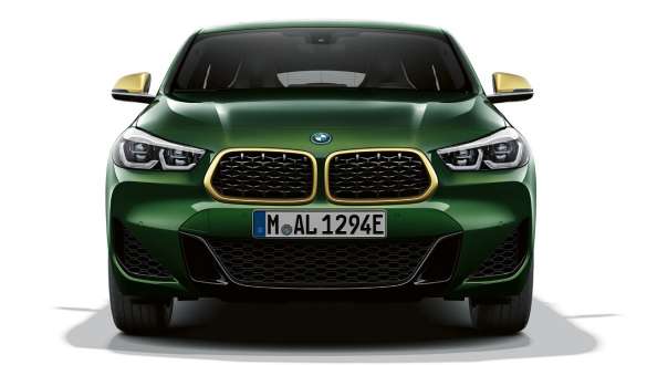 Vue avant de la BMW X2 F39 Vue avant de la BMW X2 F39 Sanremo Green metallic