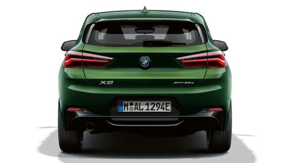 Vue arrière de la BMW X2 F39 Vue arrière de la BMW X2 F39 Sanremo Green metallic
