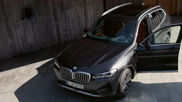 Technologie Plug-in Hybrid BMW X3 xDrive30e G01 Sophistograu 2021 Technologie hybride rechargeable BMW X3 xDrive30e G01 Sophistograu vue de trois quarts avant 2021