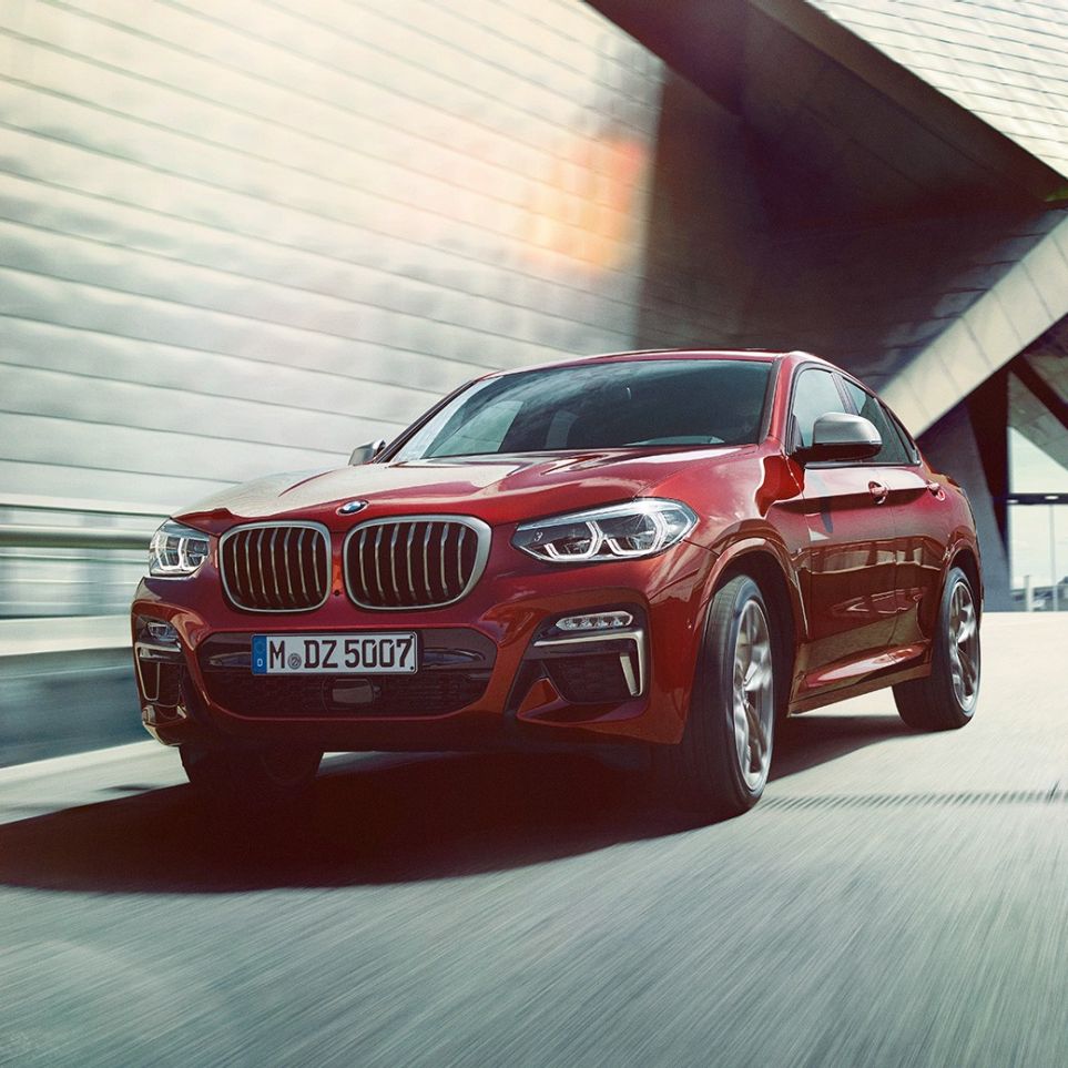BMW X4 vue de trois quarts avant BMW X4 M40i G02 2018 en Flamencorot Brillanteffekt Rot vue de trois quarts avant