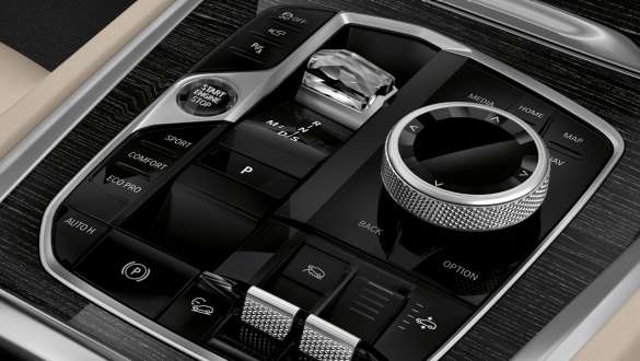 BMW X6 G06 LCI Éléments en cristal noble vue en gros plan de la console centrale