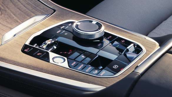 BMW X7 G07 LCI – vue rapprochée de l’applique en verre « CraftedClarity » sur le poste de commande