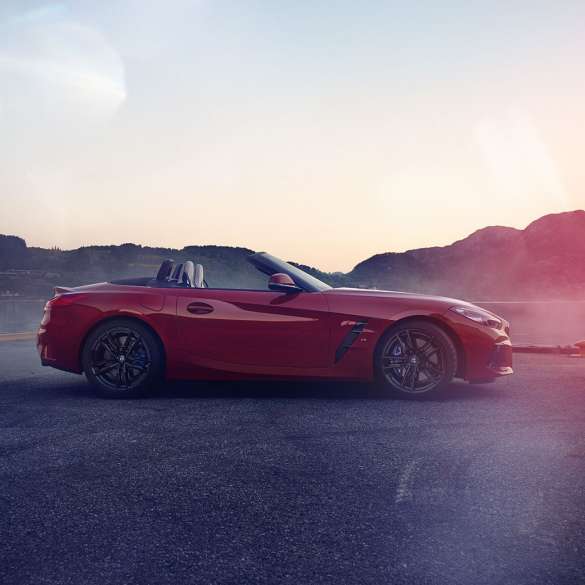 Vue de profil de la BMW Z4 Roadster Vue de profil de la BMW Z4 Roadster devant un panorama de montagnes