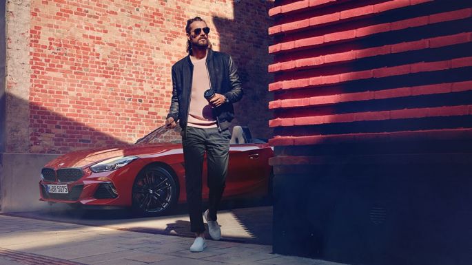 La BMW Z4 Roadster dans une rue latérale Homme dans une rue latérale devant la BMW Z4 Roadster
