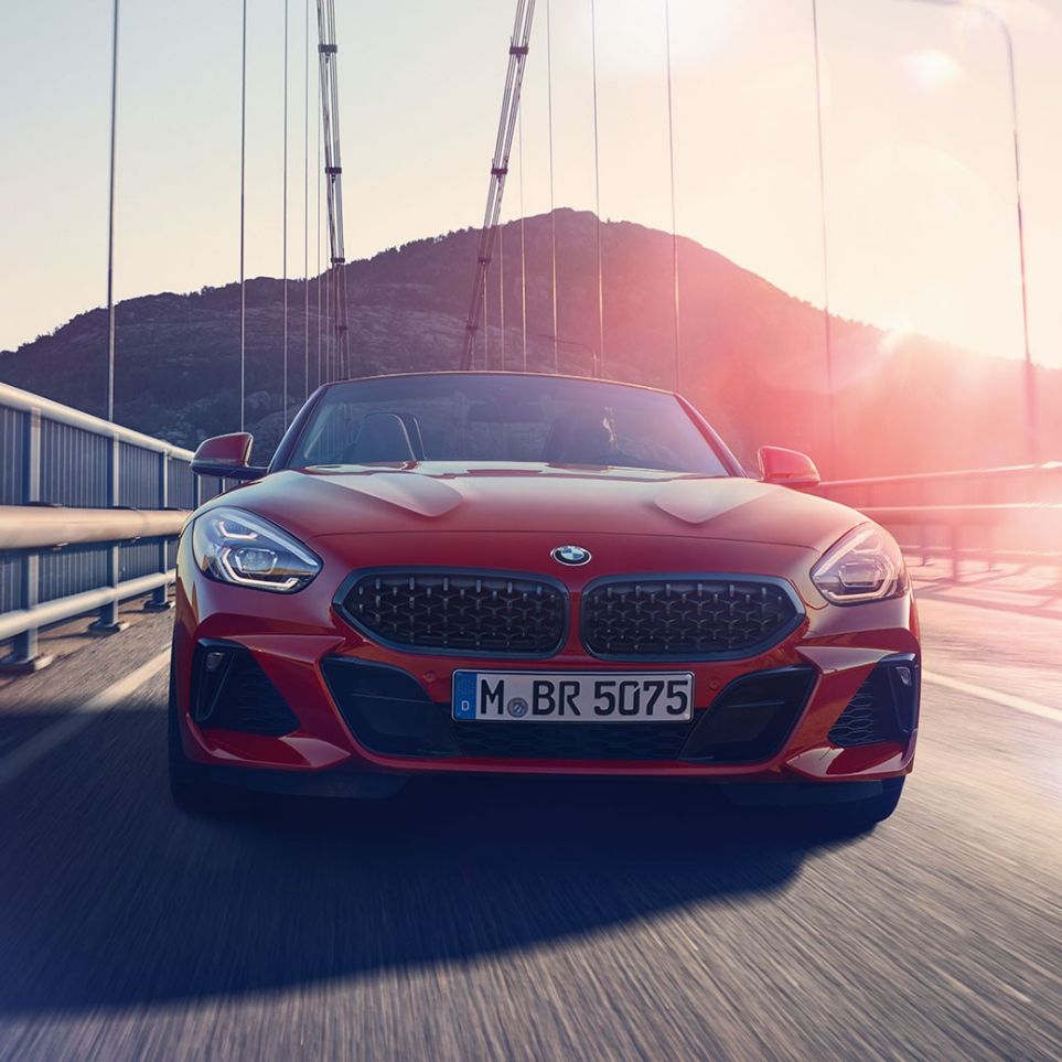 La BMW Z4 Roadster sur un pont Vue avant de la BMW Z4 Roadster sur un pont