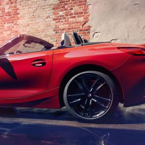 Vue de profil de la BMW Z4 Roadster Vue de profil de la BMW Z4 Roadster devant un mur de briques