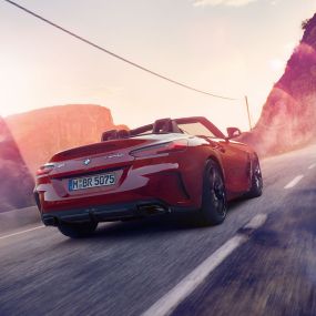 Vue arrière de la BMW Z4 Roadster Vue arrière de la BMW Z4 Roadster sur une route de campagne