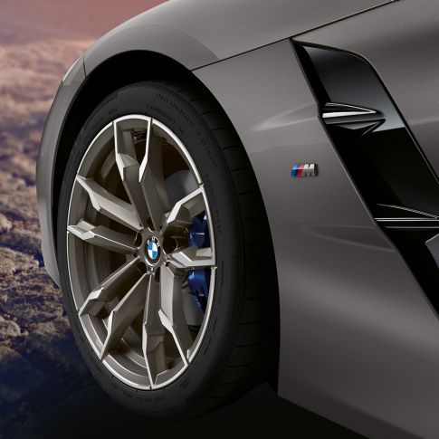 Roue avant de la BMW Z4 Roadster Roue avant d’une BMW Z4 Roadster de couleur grise