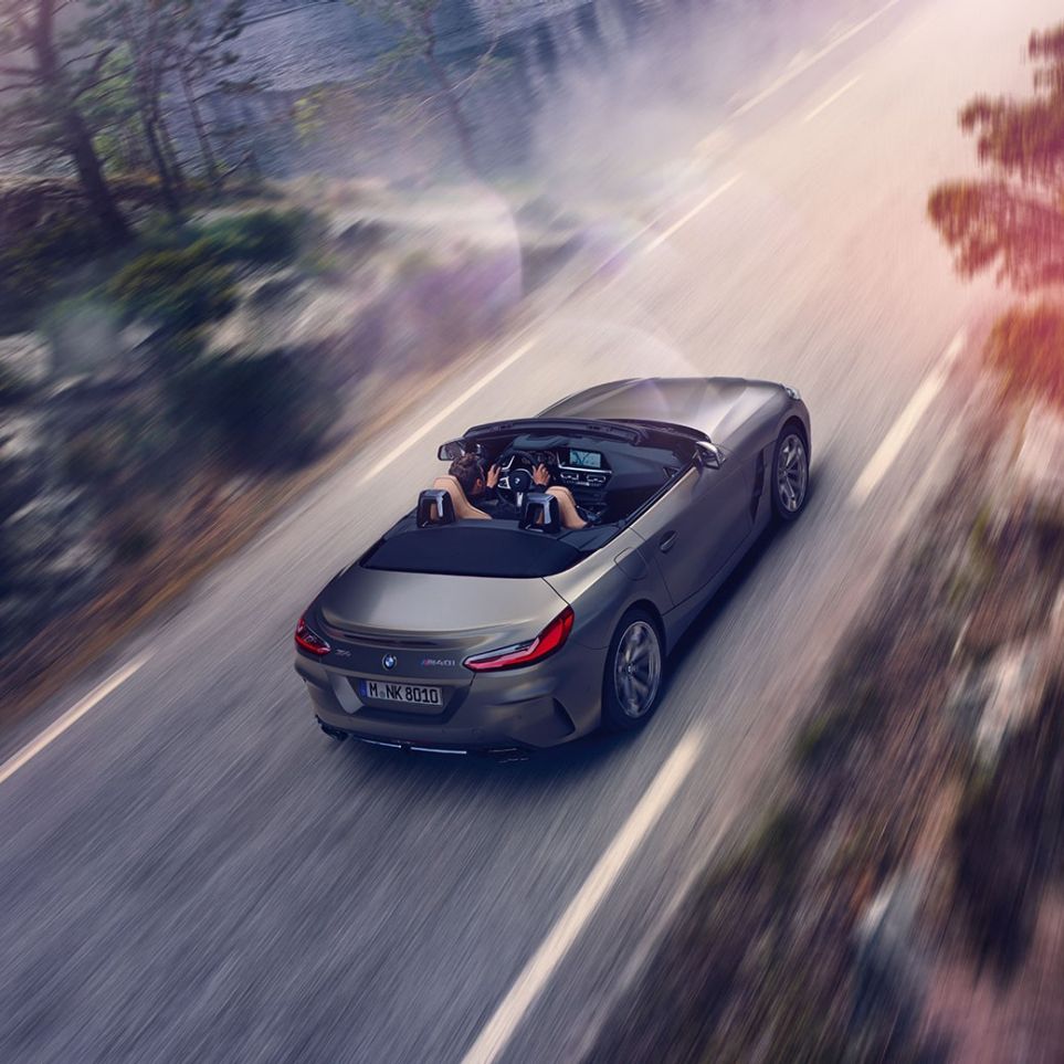 La BMW Z4 Roadster vue de haut BMW Z4 Roadster de couleur grise en mouvement vue de haut
