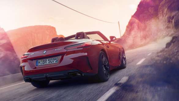 Variable Sport Steering de la BMW Z4 Roadster (G29) Arrière d'une BMW Z4 Roadster (G29) qui roule dans les montagnes
