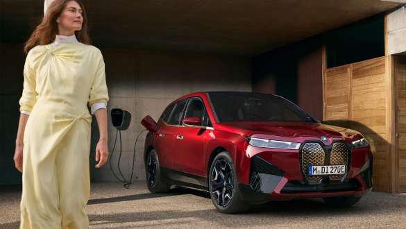 BMW iX reliée à une BMW Wallbox