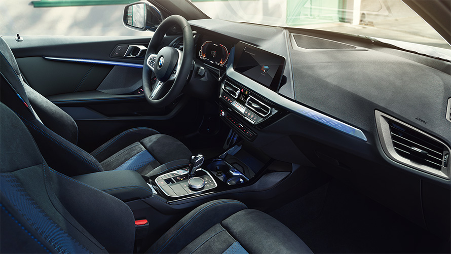 Le poste de conduite de la BMW Série 1 F40 avec sièges M sport, volant M en cuir et inserts de décoration éclairés.