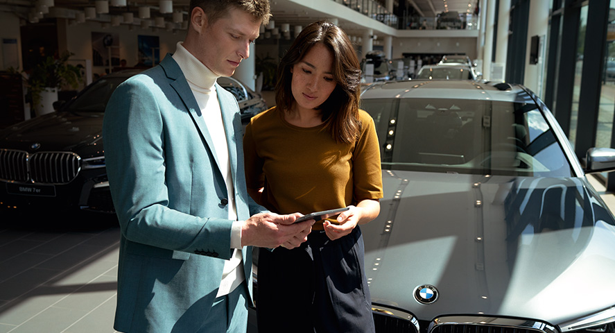 Le collaborateur de BMW conseille une cliente