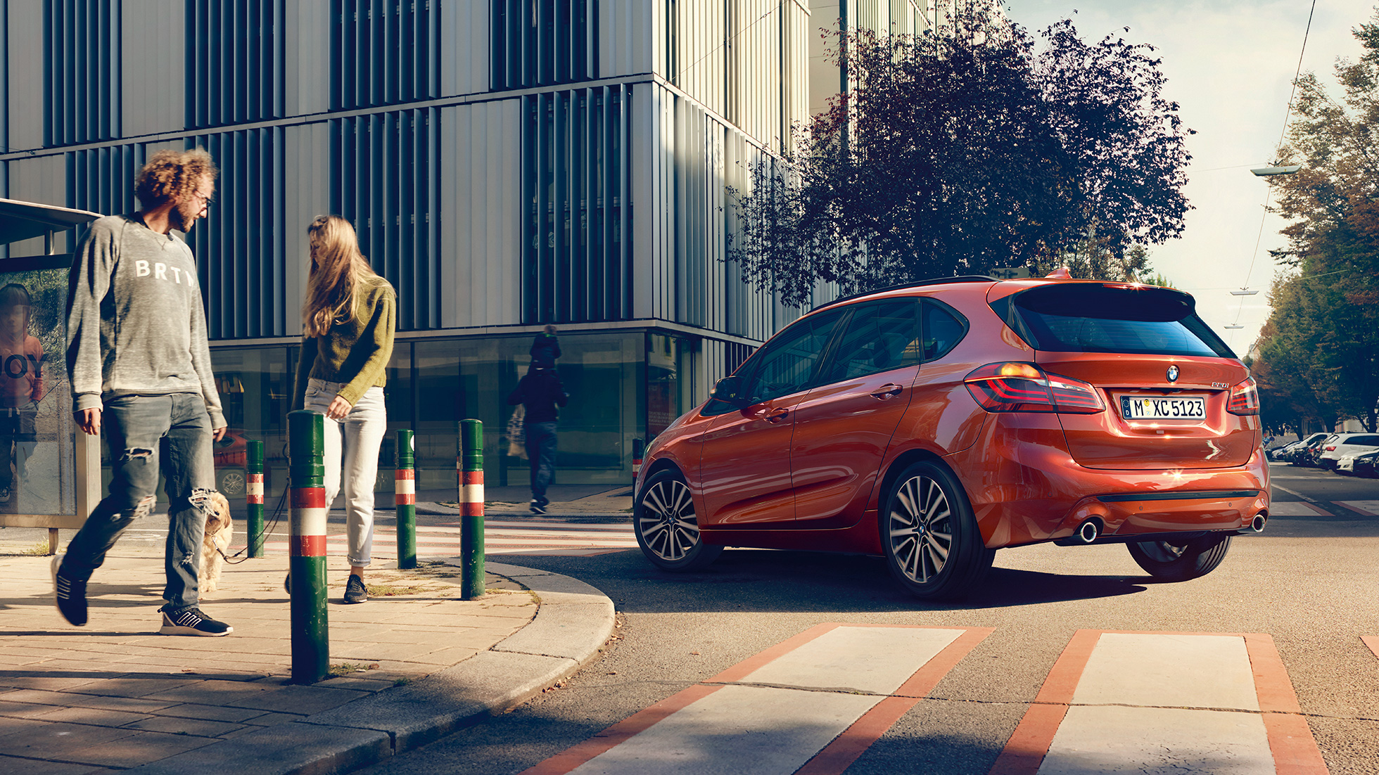 Dynamique de conduite de la BMW série 2 Active Tourer Dynamique de conduite de la BMW Série 2 Active Tourer 220i F45 2018 Sunset Orange metallic vue de trois quarts arrière