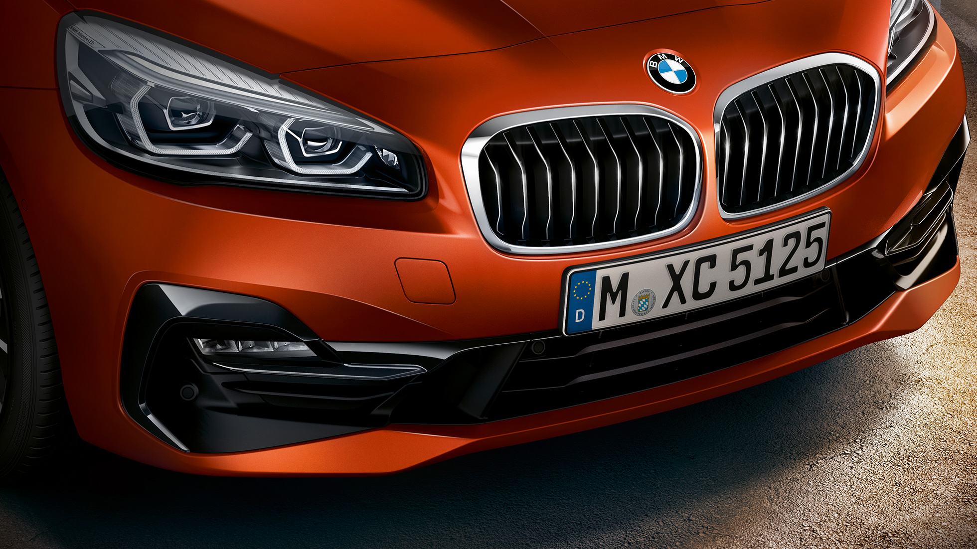 Doubles naseaux de la BMW Série 2 Active Tourer Doubles naseaux de la BMW Série 2 Active Tourer F45 restylage 2018 Sunset Orange metallic vue en gros plan avant