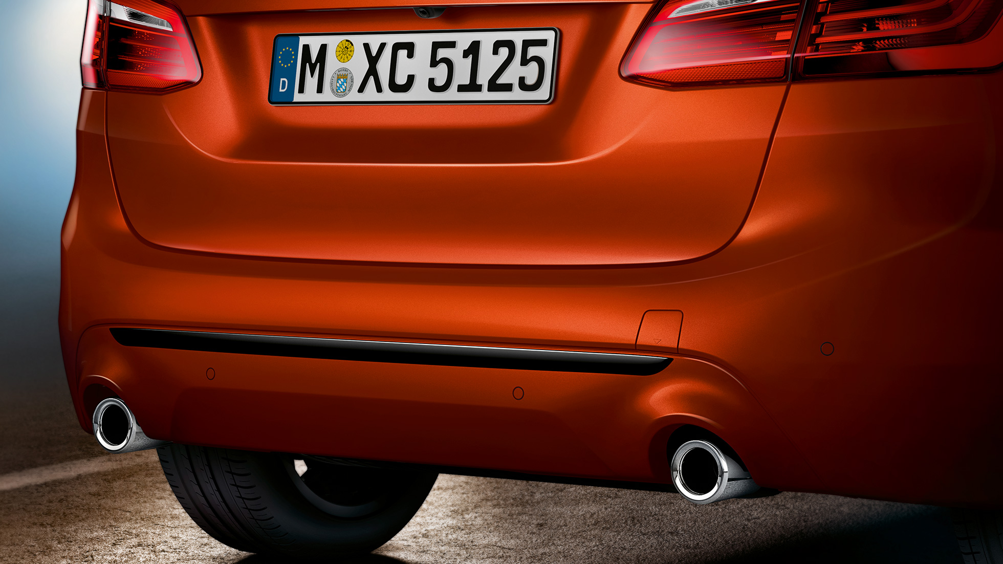 Partie arrière de la BMW Série 2 Active Tourer Partie arrière de la BMW Série 2 Active Tourer 220i F45 restylage 2018 Sunset Orange metallic vue en gros plan arrière