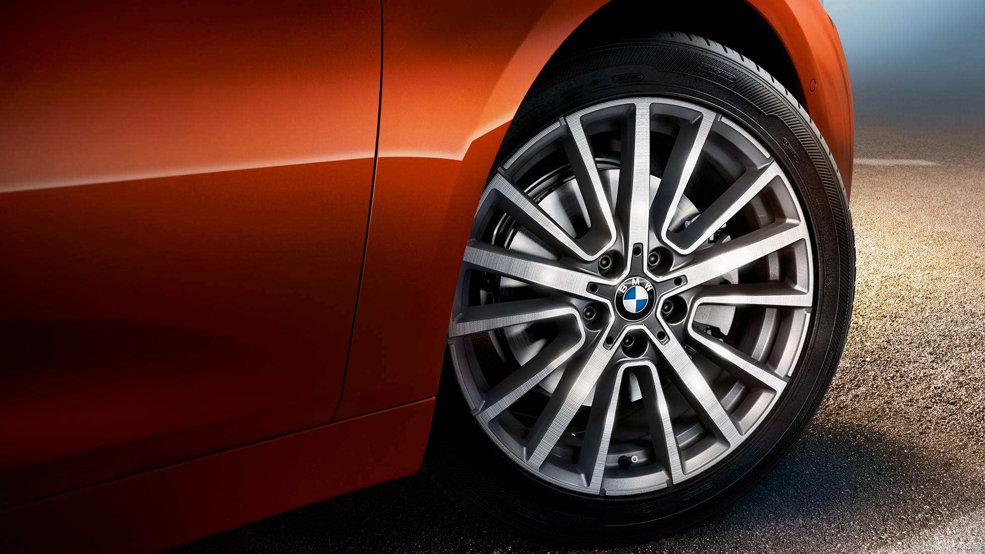 Jantes en aluminium de la BMW Série 2 Active Tourer Jantes de la BMW Série 2 Active Tourer F45 restylage 2018 Sunset Orange metallic vue en gros plan de la jante