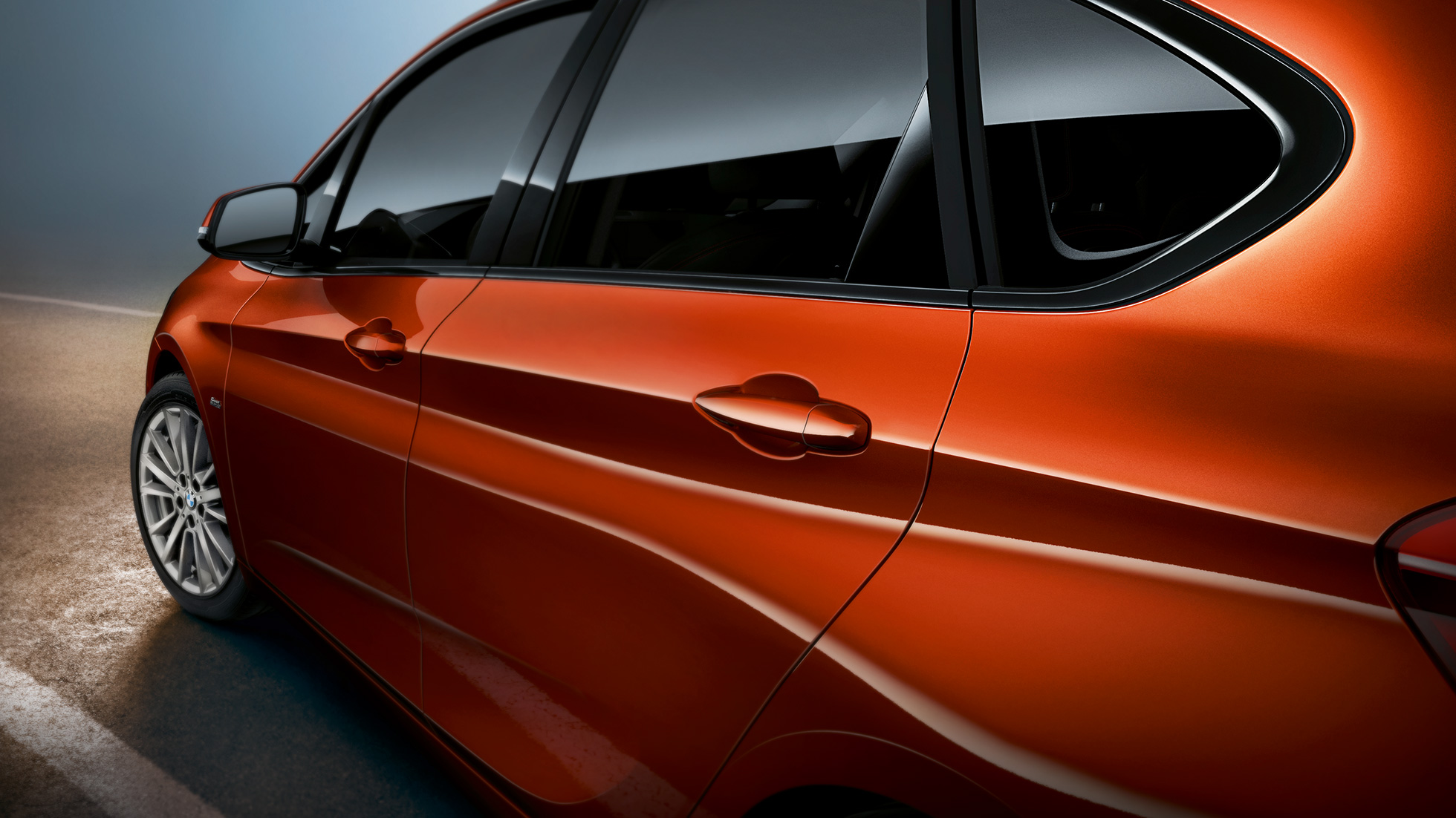 Vue en gros plan de profil de la BMW série 2 Active Tourer BMW Série 2 Active Tourer F45 restylage 2018 Sunset Orange metallic vue en gros plan de profil