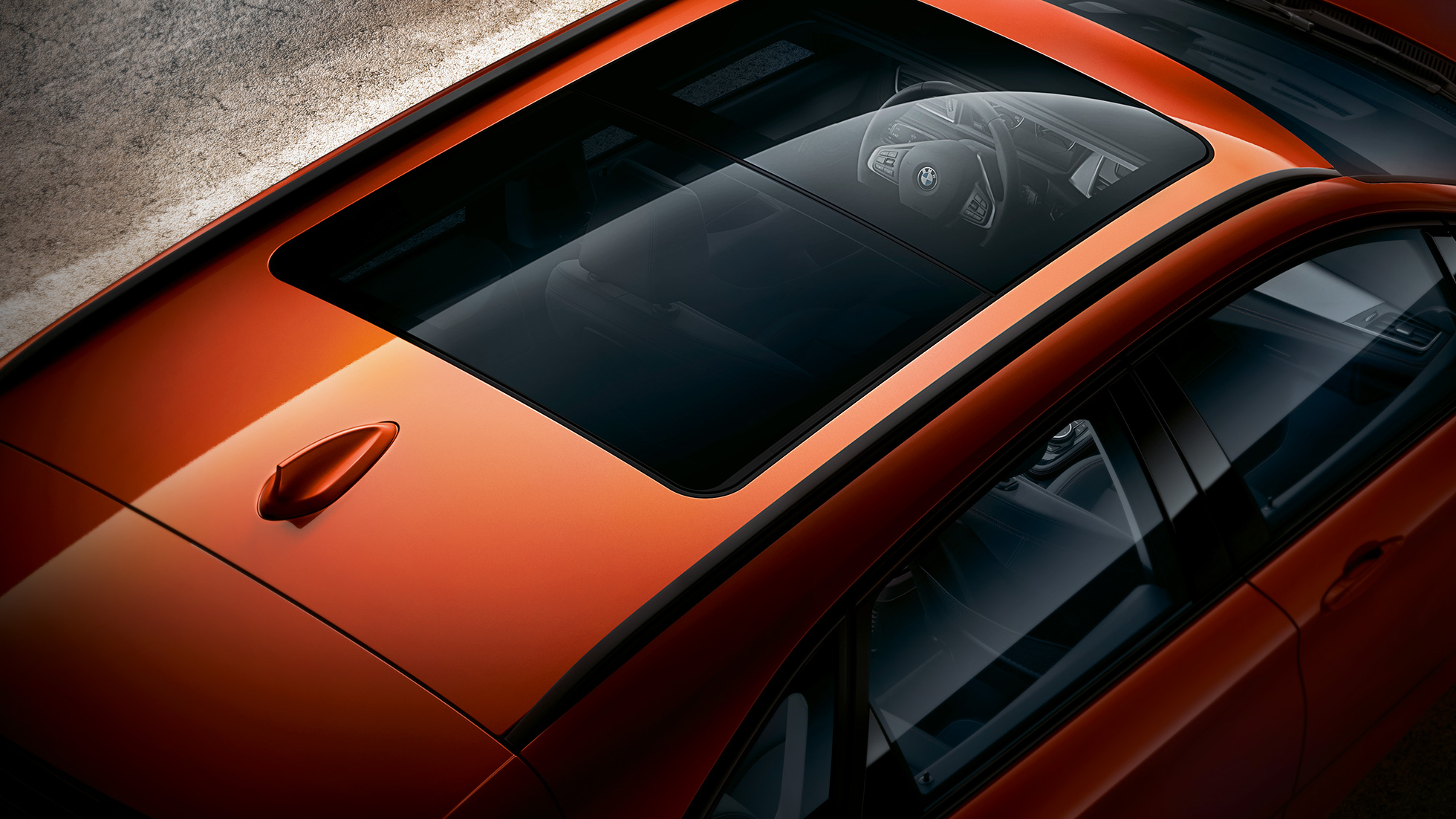 Toit panoramique de la BMW Série 2 Active Tourer Toit panoramique de la BMW Série 2 Active Tourer F45 restylage 2018 Sunset Orange metallic vue en plongée