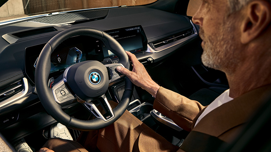BMW Série 2 Active Tourer U06 2021 - BMW iDrive BMW Série 2 Active Tourer U06 2021 - concept de commande BMW iDrive, SE BMW 8, poste de conduite et homme au volant