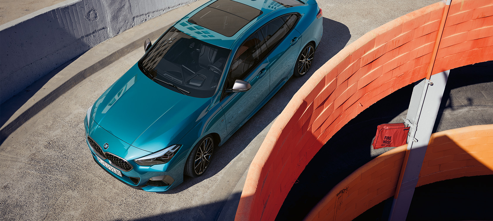 BMW Série 2 Gran Coupé F44 Snapper Rocks Blau metallic, vue de trois quarts avant vue de haut sur le toit