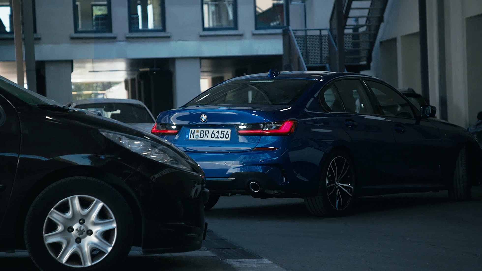 BMW Série 3 Berline, assistant de marche arrière. Gros plan sur les affichages avec IPA du poste de conduite de la BMW Série 3 Berline.