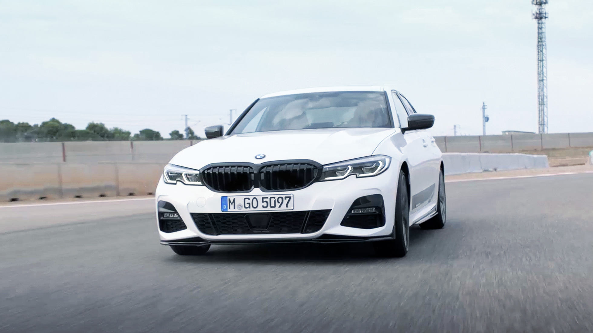 BMW Série 3 Berline avec M Performance Parts. Vue de trois quarts face de la BMW Série 3 Berline avec M Performance Parts.
