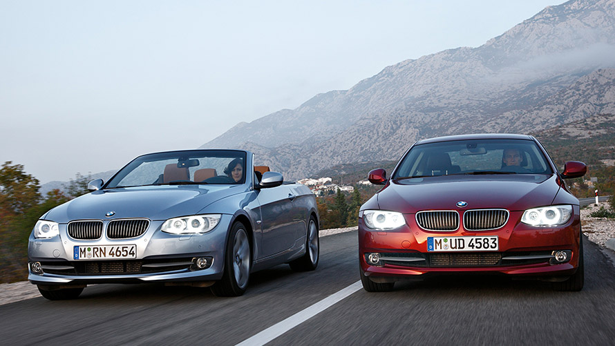 BMW Série 3 Berline E90, BMW Série 3 Cabrio E93 de cinquième génération, vue avant sur la route BMW Série 3 Berline E90, BMW Série 3 Cabrio E93 de cinquième génération, vue avant sur la route