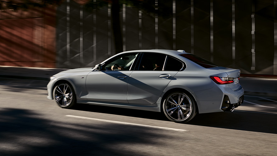 Vue de trois quarts de profil d’une BMW Série 3 Berline G20 de septième génération BMW Série 3 Berline G20 de septième génération, vue de trois quarts de profil