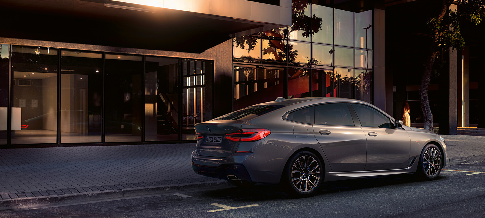 BMW Série 6 Gran Turismo G32 2020 BMW Série 6 Gran Turismo 640i xDrive G32 2020 Berninagrau, vue de profil arrière, en stationnement devant des bâtiments