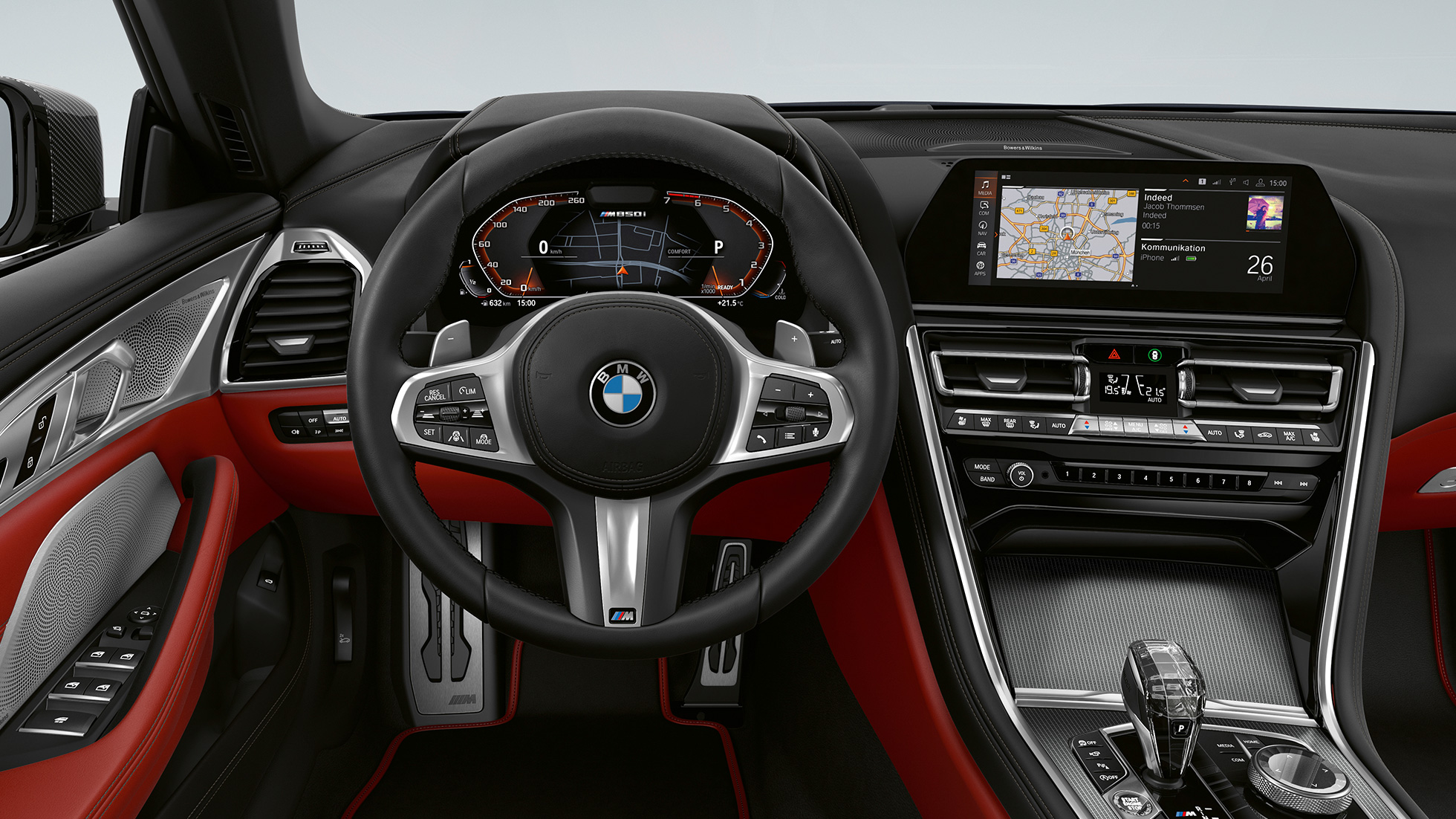 BMW M850i xDrive, Carbonschwarz metallic, poste de conduite avec volant M en cuir. BMW M850i xDrive, Carbonschwarz metallic, poste de conduite avec volant M en cuir.