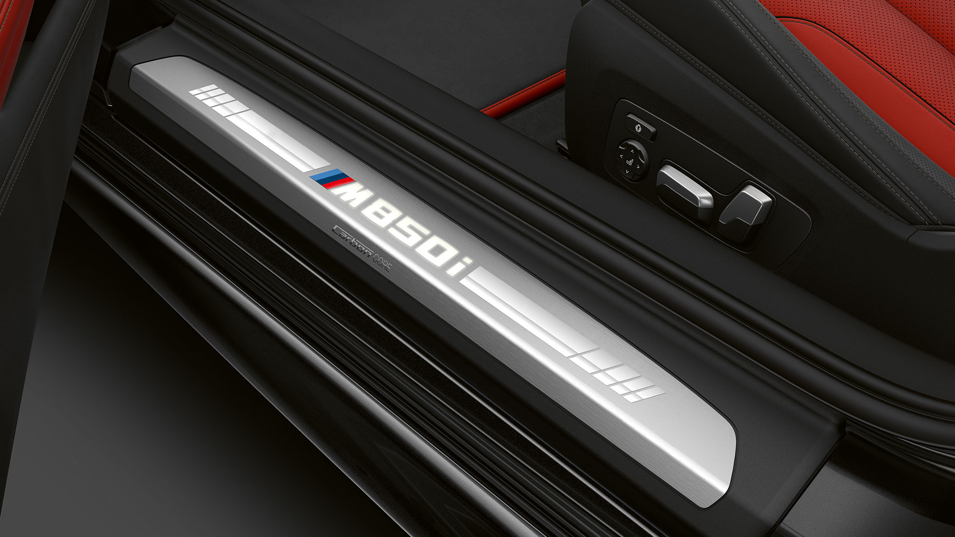 BMW M850i xDrive, Carbonschwarz metallic, seuils de porte. BMW M850i xDrive, Carbonschwarz metallic, seuils de porte.