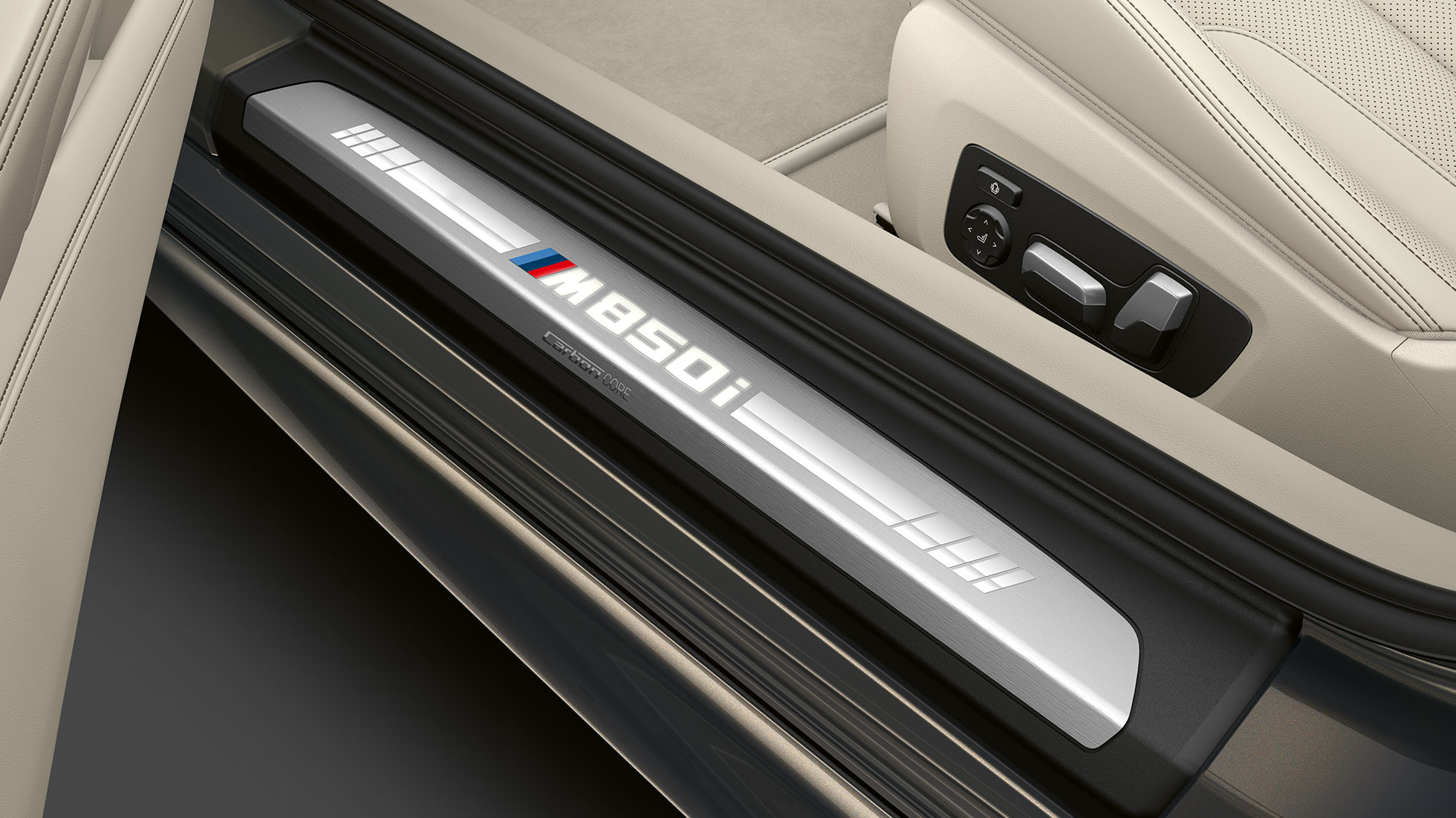 BMW M850i xDrive, Dravitgrau metallic, seuils de porte. BMW M850i xDrive, Dravitgrau metallic, seuils de porte.
