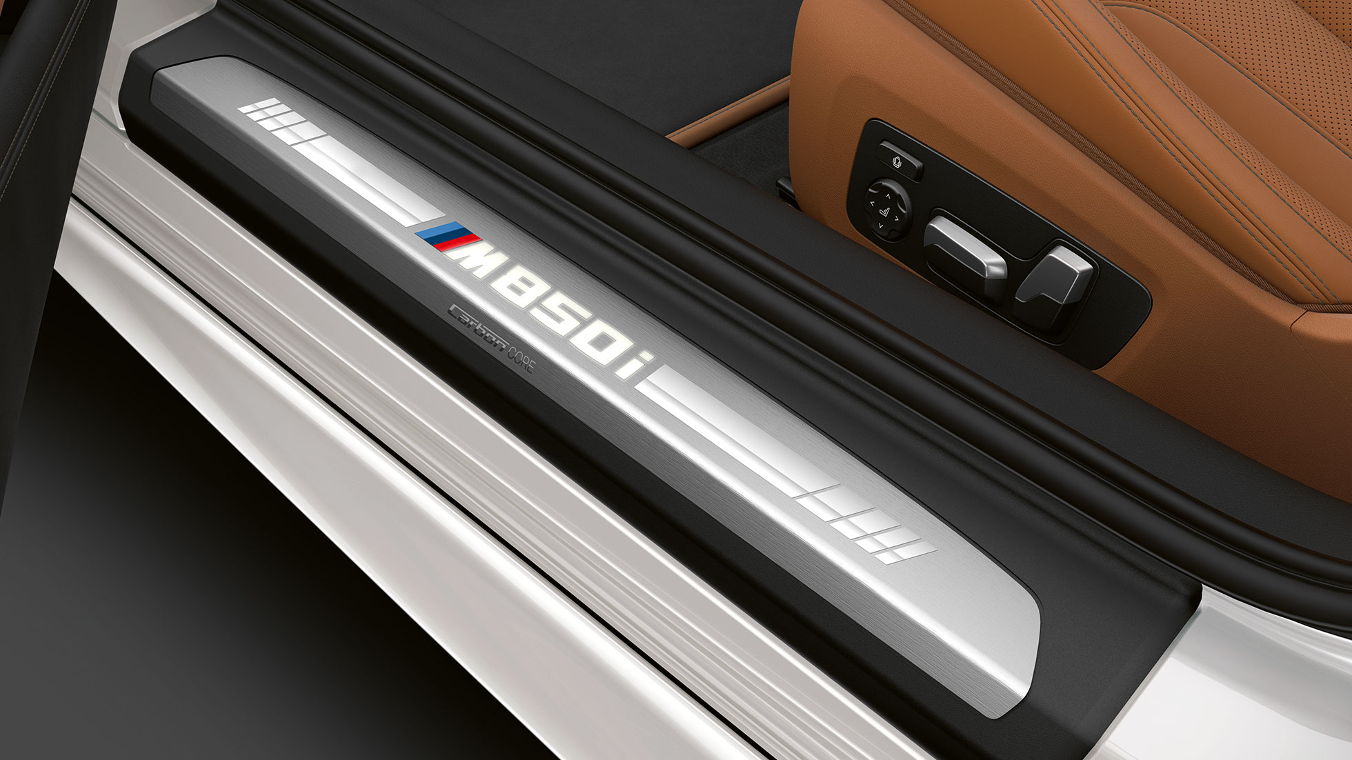 BMW M850i xDrive, Mineralweiß metallic, seuils de porte. BMW M850i xDrive, Mineralweiß metallic, seuils de porte.