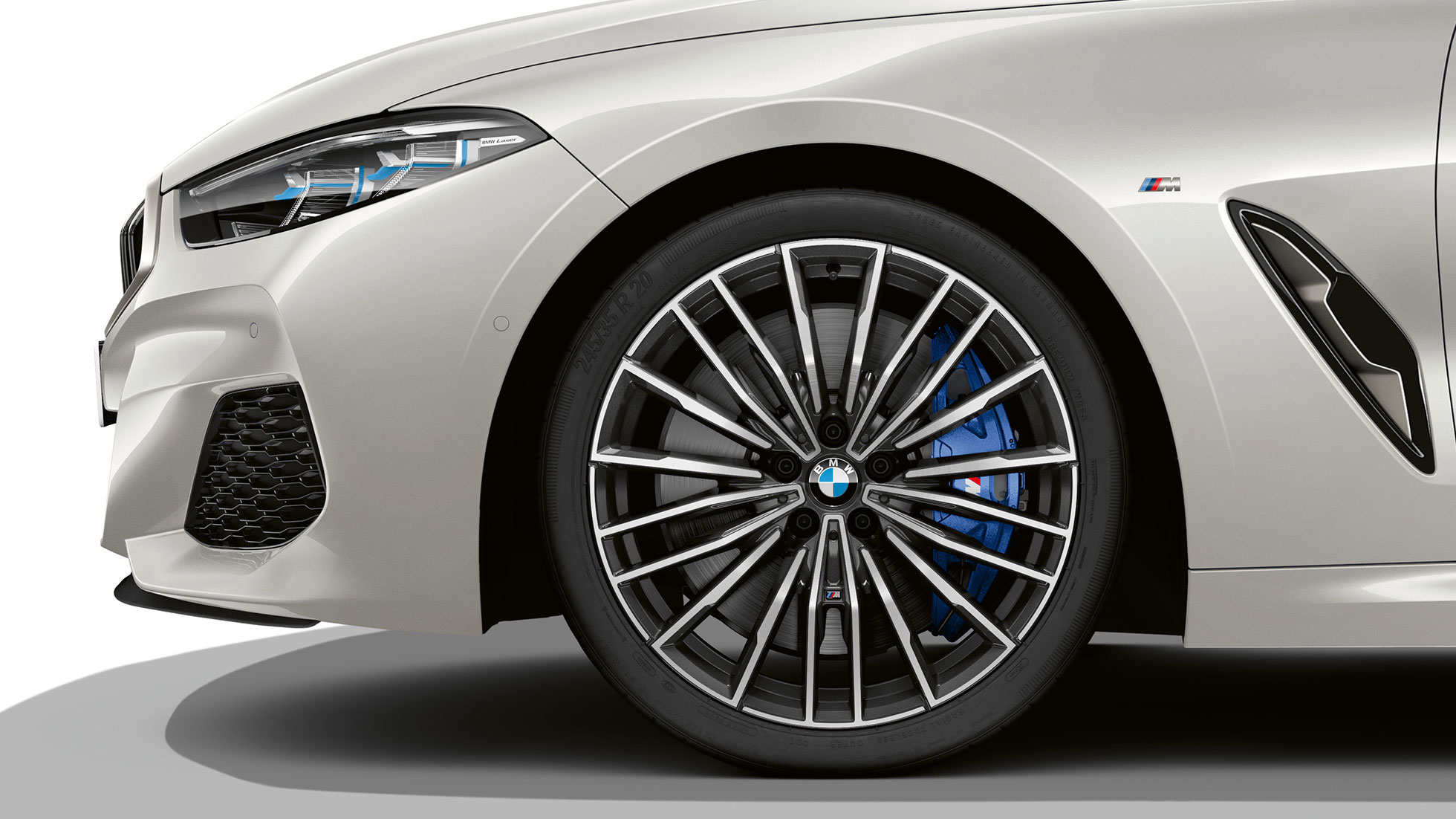 BMW M850i xDrive, Mineralweiß metallic, jantes en alliage léger de 20", multirayons 729 M. BMW M850i xDrive, Mineralweiß metallic, jantes en alliage léger de 20", multirayons 729 M.