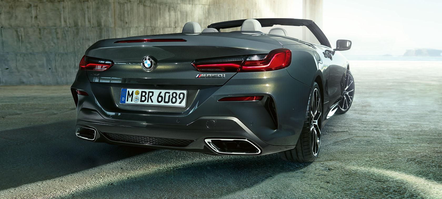 BMW M850i xDrive Dravitgrau metallic, vue de trois quarts arrière. BMW M850i xDrive Dravitgrau metallic, vue de trois quarts arrière.