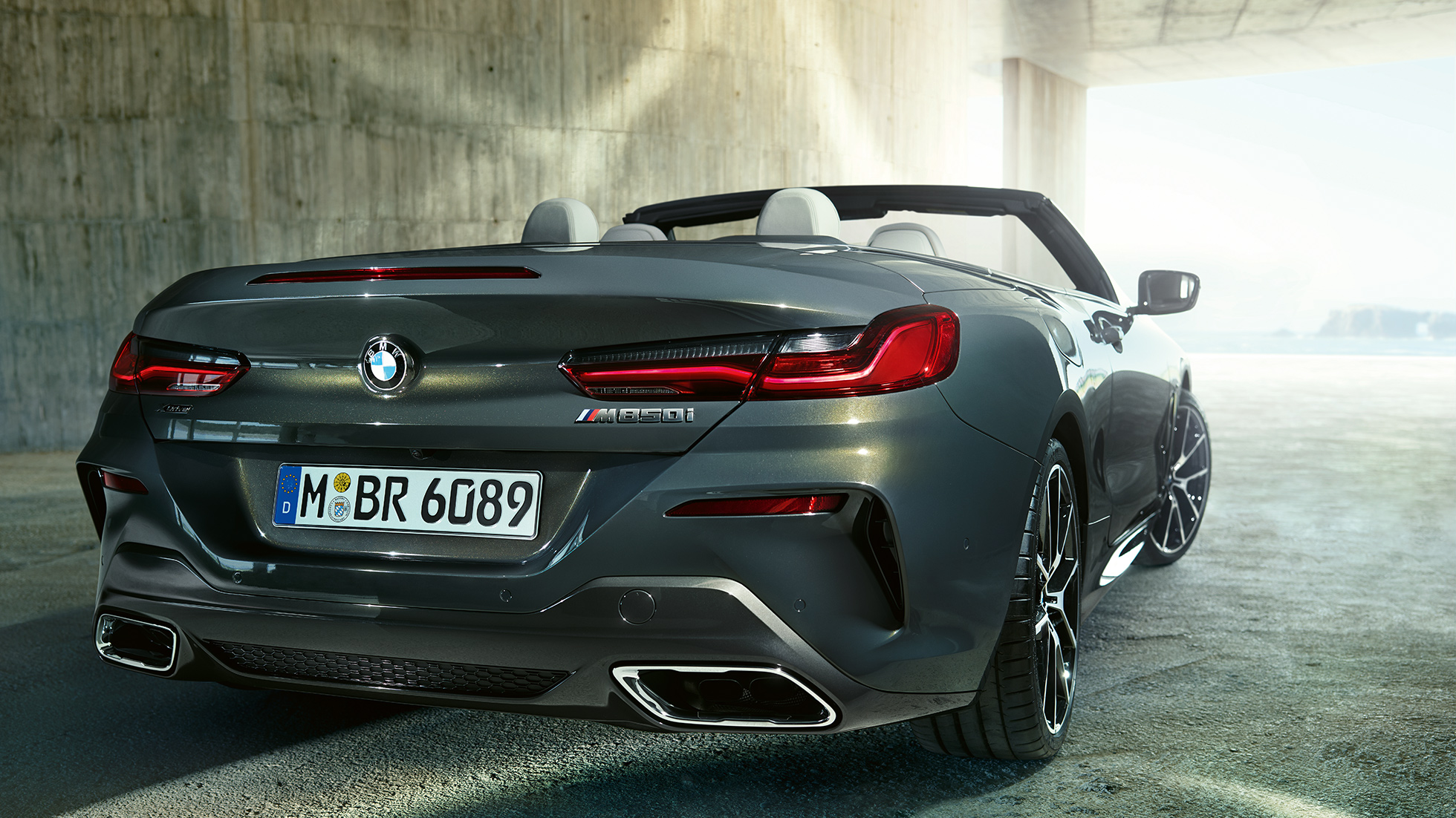 BMW M850i xDrive Dravitgrau metallic, vue de trois quarts arrière droite. BMW M850i xDrive Dravitgrau metallic, vue de trois quarts arrière droite.