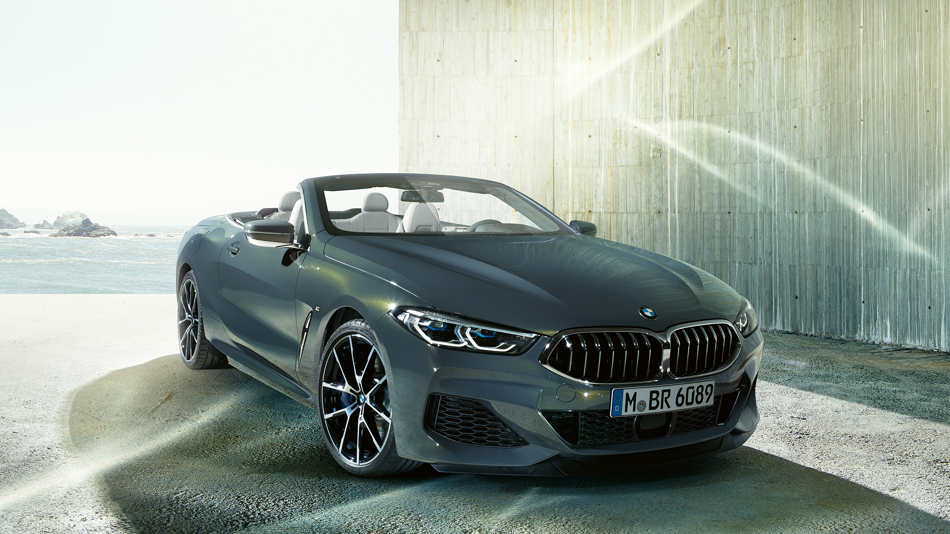 BMW M850i xDrive Dravitgrau metallic, vue de trois quarts avant gauche. BMW M850i xDrive Dravitgrau metallic, vue de trois quarts avant gauche.