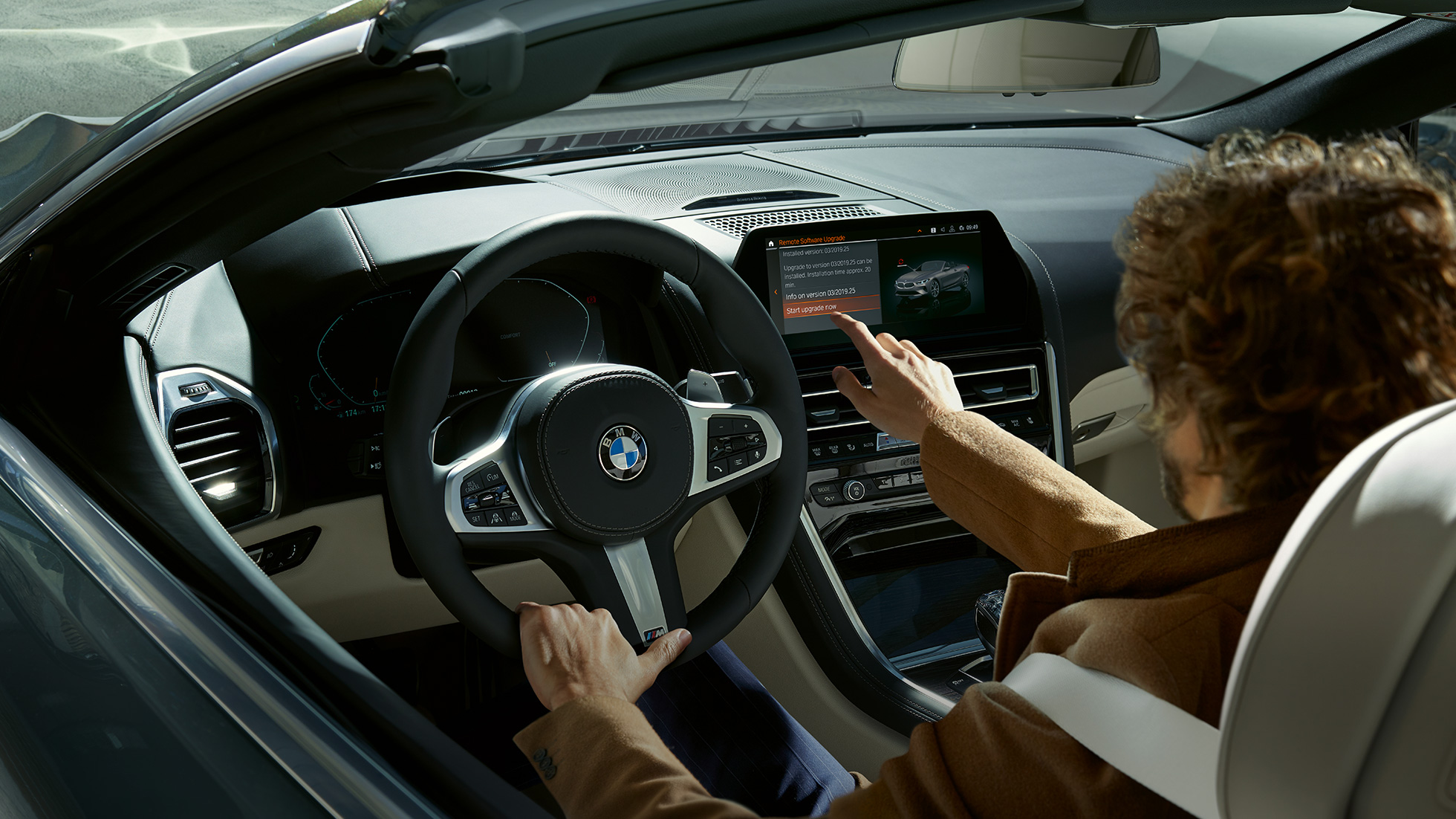 BMW M850i xDrive, le conducteur actionne le BMW Live Cockpit Professional par commande tactile. BMW M850i xDrive, le conducteur actionne le BMW Live Cockpit Professional par commande tactile.