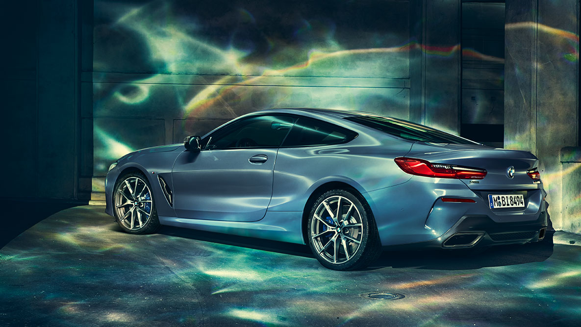 BMW Série 8 Coupé, vue de trois quarts de la poupe. Vue de trois quarts de la poupe de la BMW Série 8 Coupé, de nuit dans un décor urbain.
