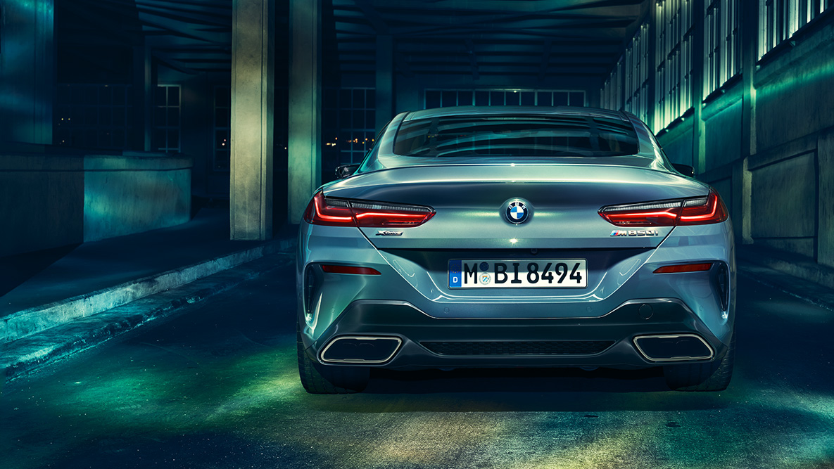 BMW Série 8 Coupé, vue arrière. La BMW Série 8 Coupé, photographiée de derrière de nuit dans un décor urbain.