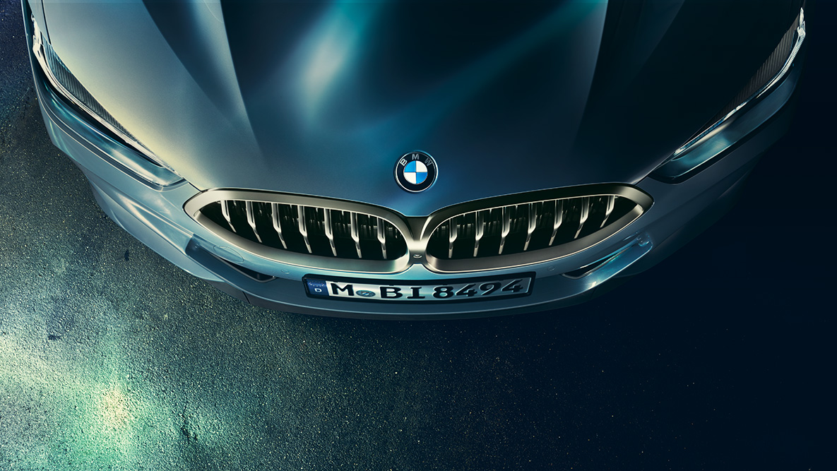 BMW Série 8 Coupé, capot. Détail : vue en plongée du capot de la BMW Série 8 Coupé.