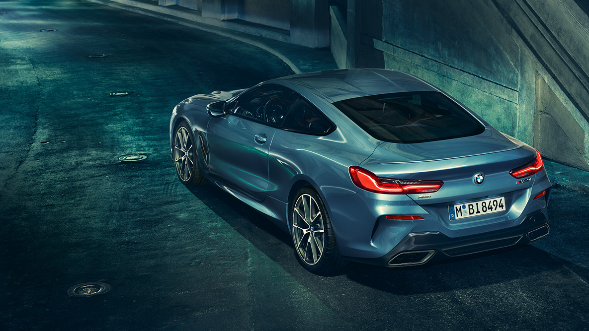 BMW Série 8 Coupé, vue de trois quarts de la poupe. Vue de trois quarts de la poupe de la BMW Série 8 Coupé, de nuit dans un décor urbain.