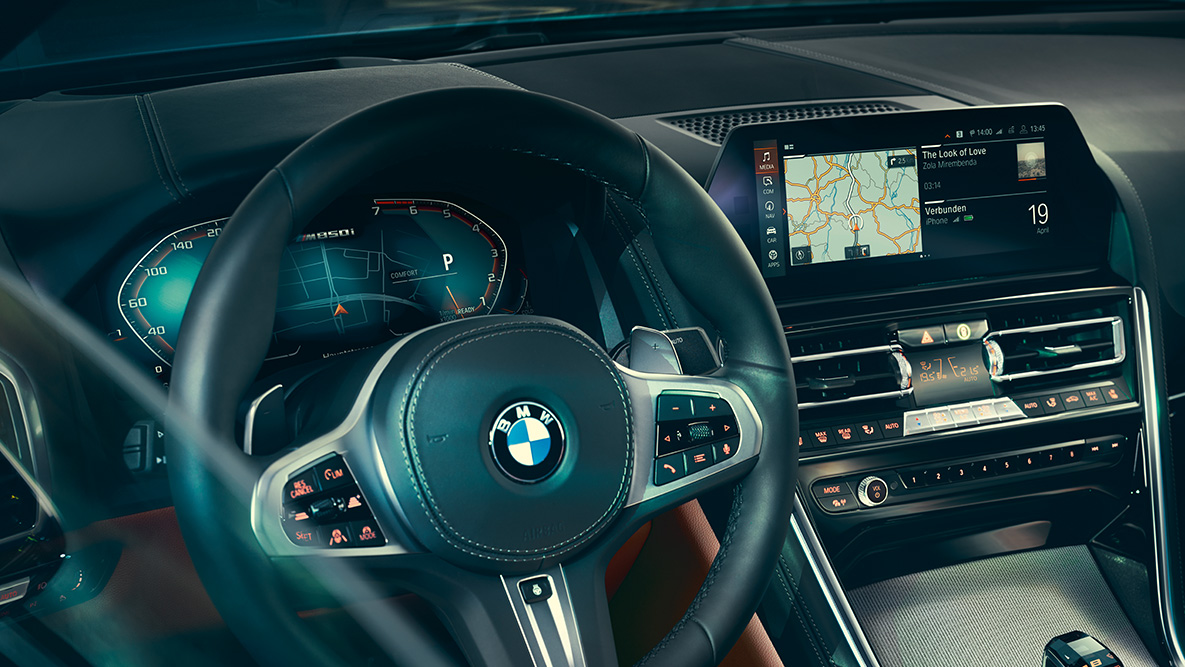 BMW Série 8 Coupé, poste de conduite. Détail : l'habitacle de la BMW Série 8 Coupé, mise en évidence du volant.