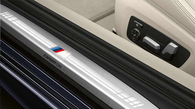 BMW Série 8 Coupé, seuils de portes avec logo M. Détail : les seuils de porte avec logo M de la BMW Série 8 Coupé.