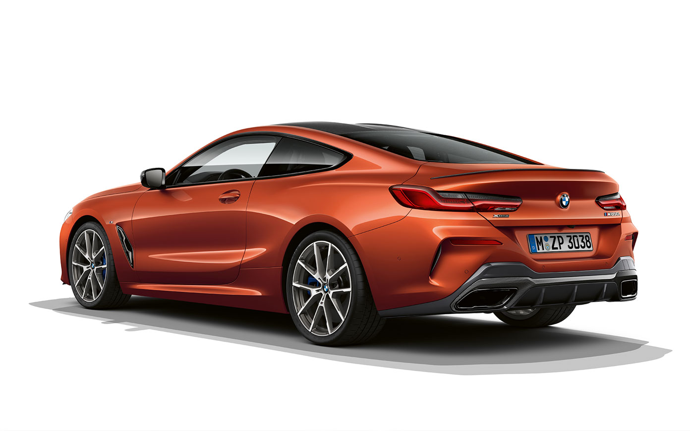 BMW Série 8 Coupé, Sunset Orange metallic. La BMW Série 8 Coupé en Sunset Orange metallic, photographiée à l'arrêt sur fond blanc.