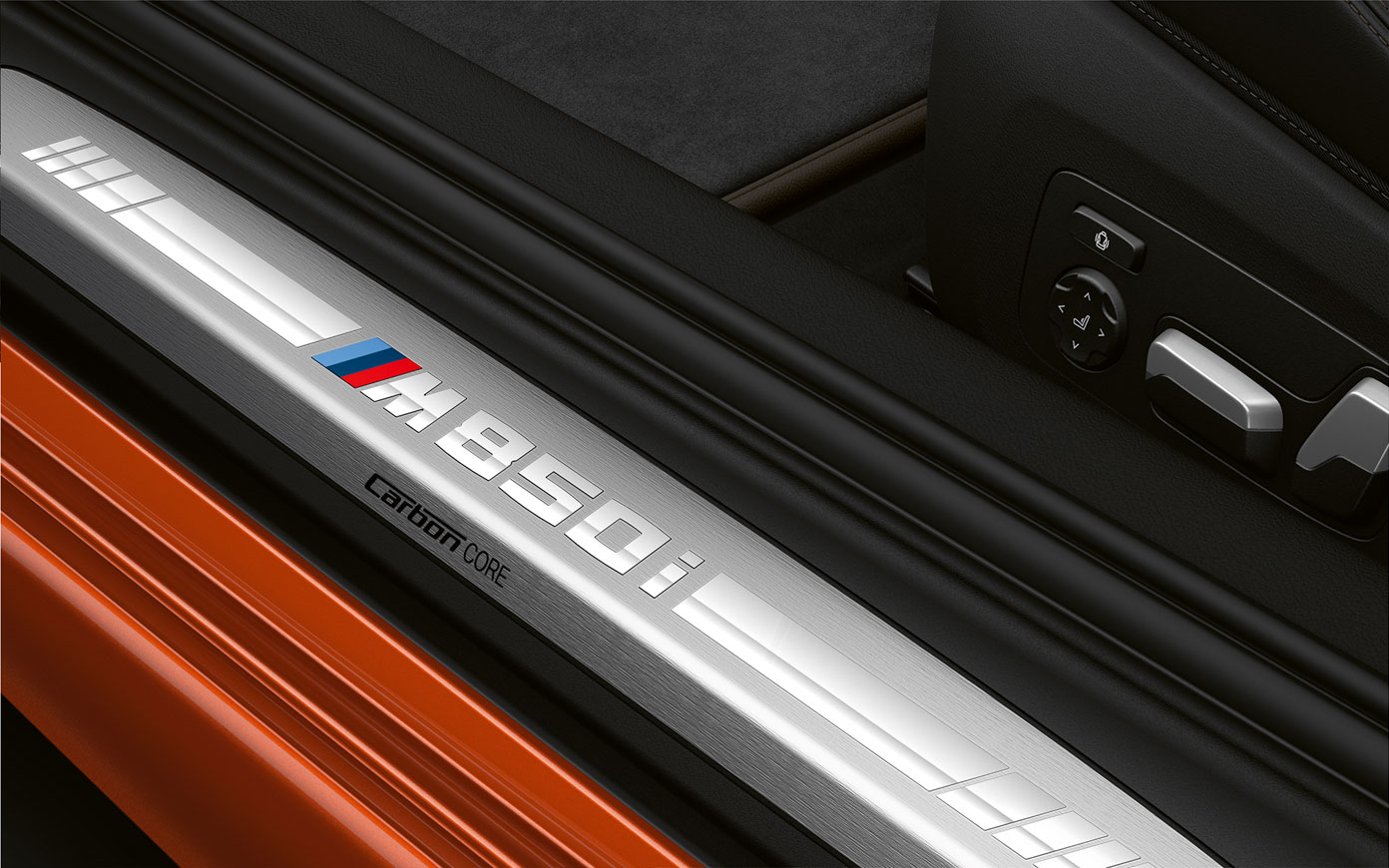 BMW Série 8 Coupé, seuils de porte M850i. Détail : les seuils de porte avec logo M850i de la BMW Série 8 Coupé.