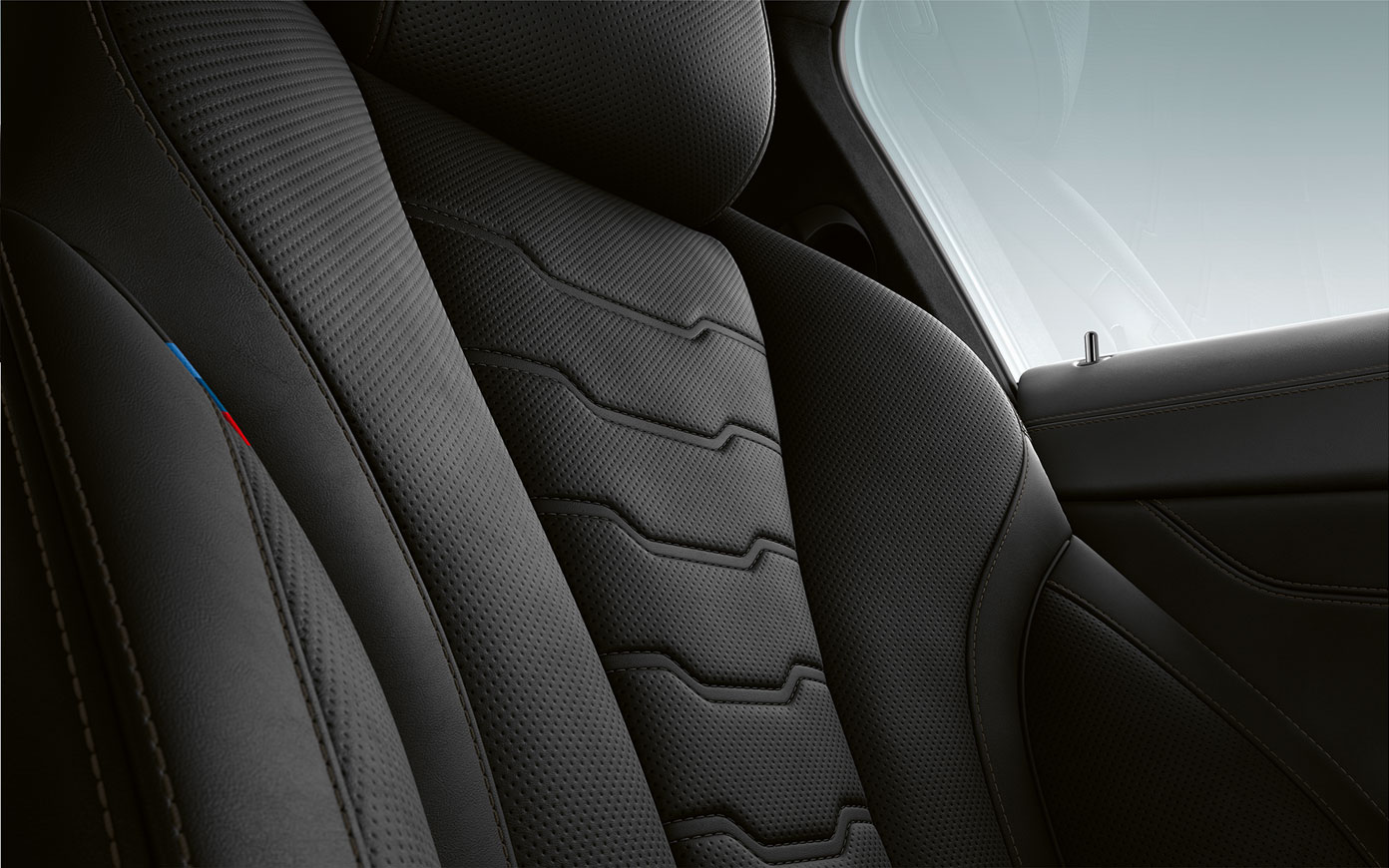 Garnissage de la BMW Série 8 Coupé. Détail : garnissage et coutures décoratives de la BMW Série 8 Coupé.